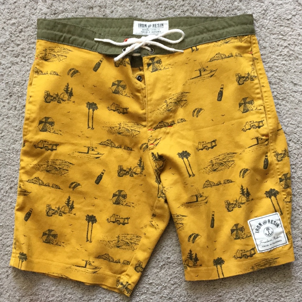Iron and resin mustard summer short